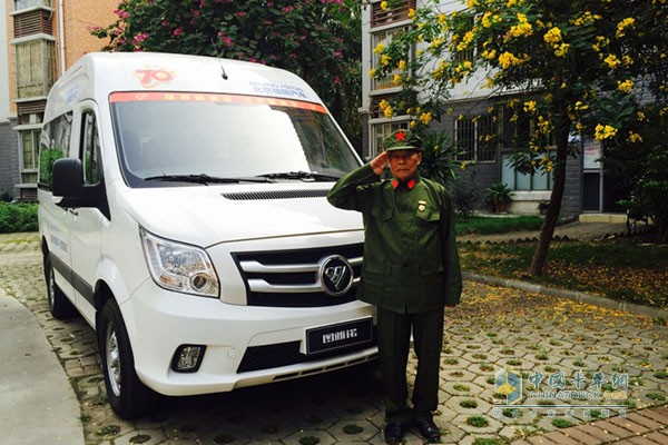 劉楊金在圖雅諾前行了一個(gè)軍禮