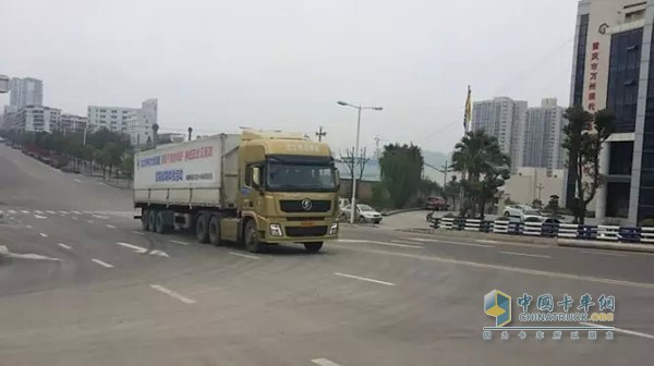 車貨總重55噸，長(zhǎng)下坡恒速50-80碼，制動(dòng)良好、操控超贊