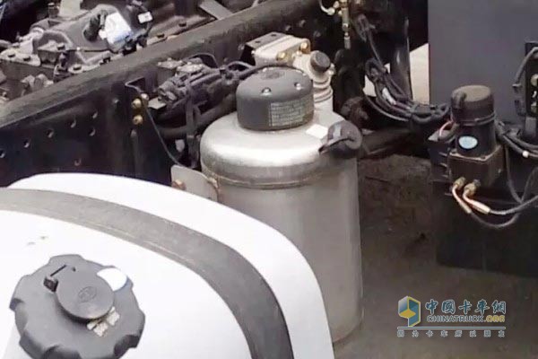 氣驅(qū)尿素噴嘴采用水冷，冷卻效率更好，可靠性更高