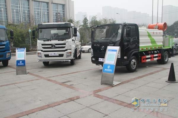  陜汽軒德6系改裝的智能綠化車(chē)和9系改裝的藍(lán)天衛(wèi)士除塵降霾車(chē)