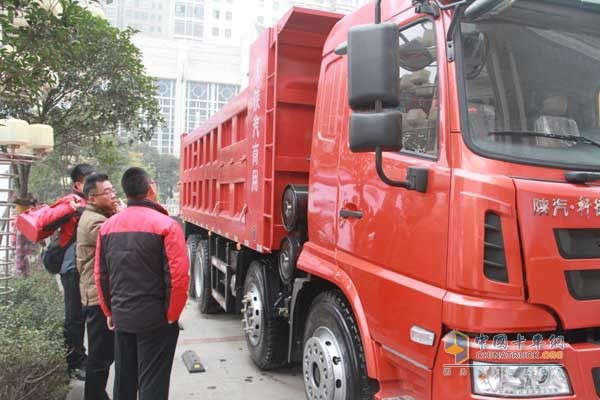 客戶(hù)參觀陜汽軒德6系自卸車(chē)