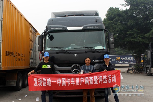 司機(jī)與卡車(chē)合影