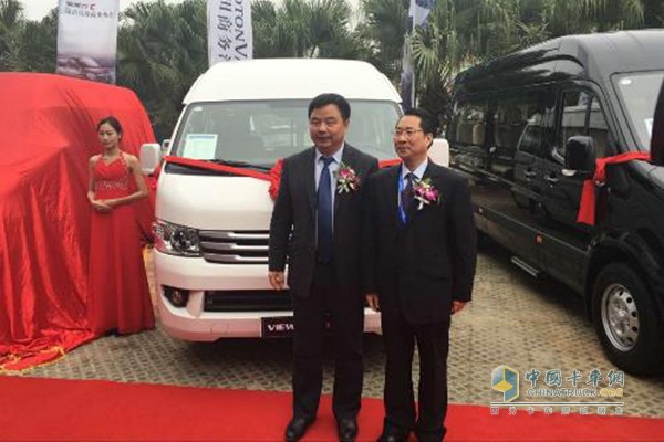 福田汽車集團(tuán)副總裁、輕型商用車業(yè)務(wù)總監(jiān)趙建民和 福田汽車集團(tuán)工程研究總院副院長(zhǎng)王長(zhǎng)有先為福田風(fēng)景G9商運(yùn)版揭幕