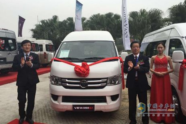 福田汽車集團(tuán)副總裁、輕型商用車事業(yè)本部常務(wù)副本部長(zhǎng)趙厚柱和福田汽車集團(tuán)輕型商用車事業(yè)本部執(zhí)行副本部長(zhǎng)、商務(wù)汽車銷售公司經(jīng)理潘林波為福田風(fēng)景G7長(zhǎng)軸高頂新品揭幕