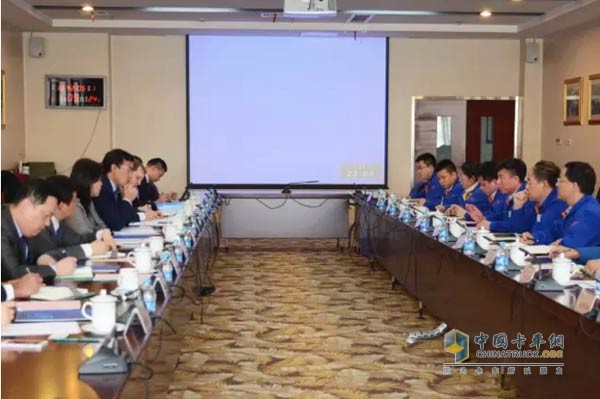 嚴(yán)鑒鉑與劉良進行會談