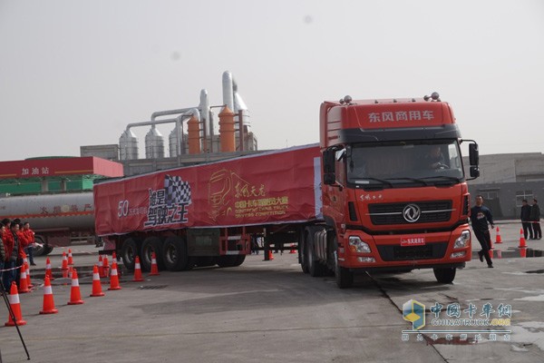 刷新危化品運(yùn)輸駕駛大賽新高度 出彩天龍哥贏戰(zhàn)東營(yíng)