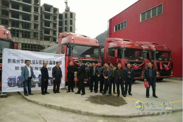鑫隆化工采購8臺(tái)歐曼GTL超能版牽引車在當(dāng)?shù)匚；袌?chǎng)引起不小轟動(dòng)