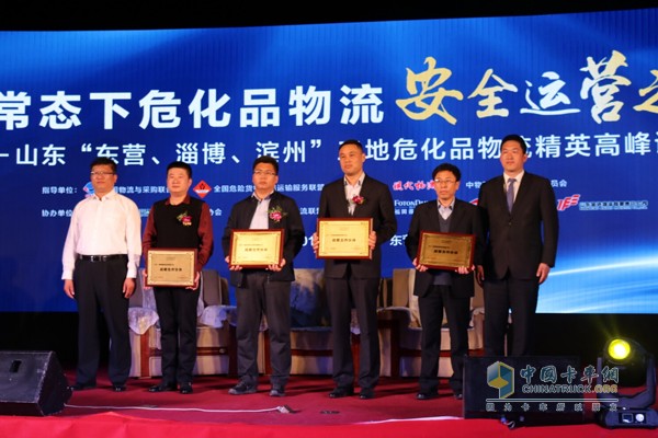 聯(lián)盟與論壇助力  歐曼新一代危化品運(yùn)輸車東營交車忙