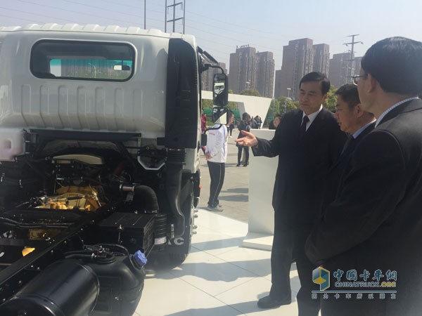 江淮汽車董事長(zhǎng)安進(jìn)視察黃金傳動(dòng)系