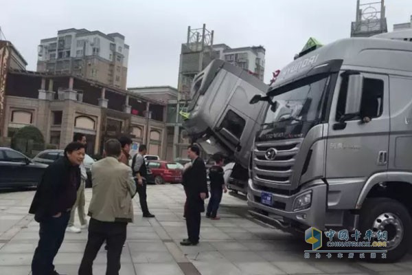 四川現(xiàn)代創(chuàng)虎重卡?；愤\輸車