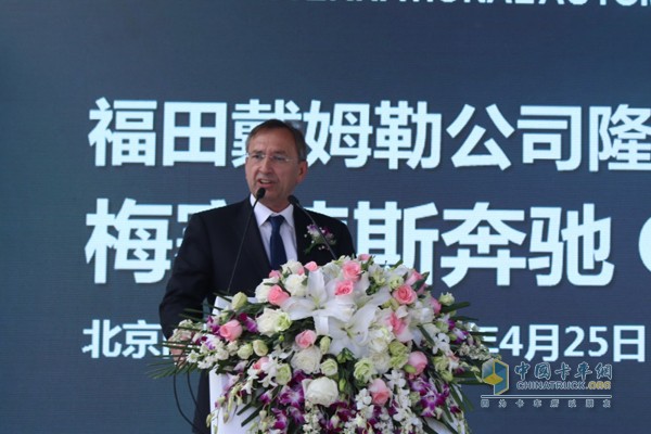 【福田戴姆勒汽車(chē)制造與物流副總裁郝漢龍講解梅賽德斯—奔馳OM457發(fā)動(dòng)機(jī)】