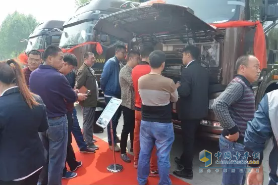 一汽解放銷(xiāo)售顧問(wèn)認(rèn)真講解，用戶(hù)積極了解展車(chē)