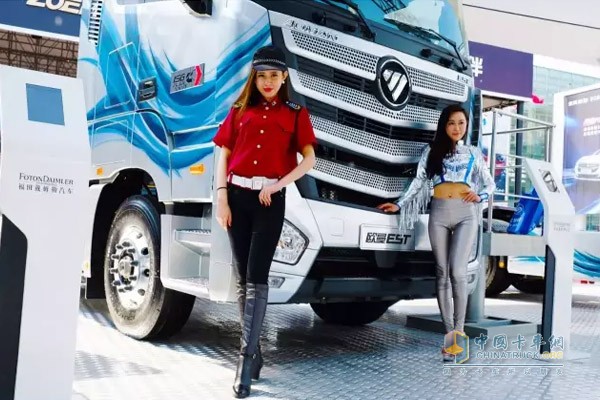美女車(chē)模為福田戴姆勒站臺(tái)