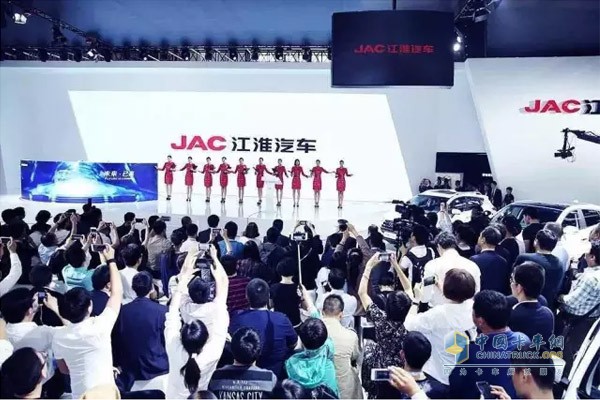 人氣爆棚的江淮汽車(chē)展臺(tái)