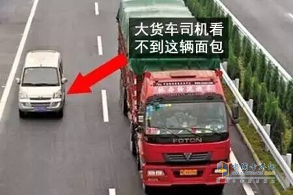 不要長時間在卡車右邊行駛，也不要在右側超車