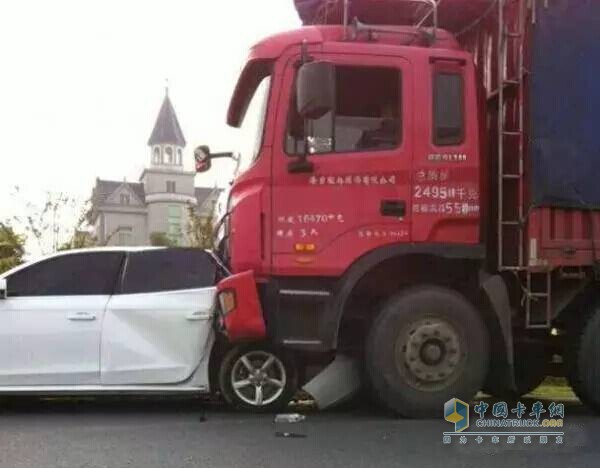 不要尾隨卡車，也不擋在大車的正前方