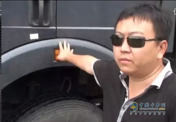 戴墨鏡的卡友