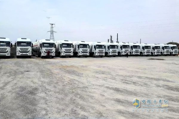 上汽紅巖杰獅?；愤\(yùn)輸車交付陜北革命老區(qū)