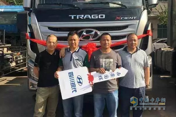 首臺創(chuàng)虎?；愤\(yùn)輸車成功交付馬利軍