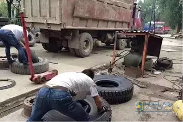 正在進(jìn)行輪胎檢查