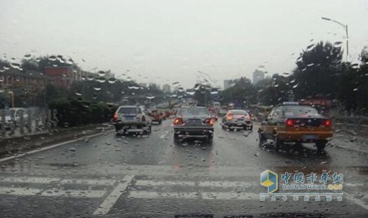 雨天開車需要注意的細(xì)節(jié)