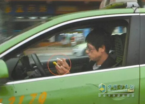 行駛軌跡有問題的車：開車都有問題了，你還跟?