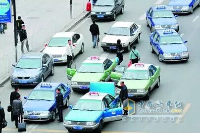 出租車：突然停車、斜插猛拐