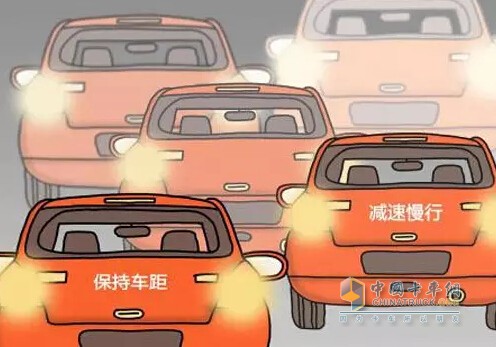 打雙閃的車