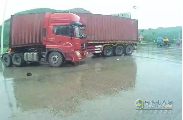 民警詢問司機得知，原來司機踩了急剎車，因為車速過快，眼看快進(jìn)收費匝道了，一腳急剎車踩下去車頭就折回去了，來了個180度大轉(zhuǎn)彎。