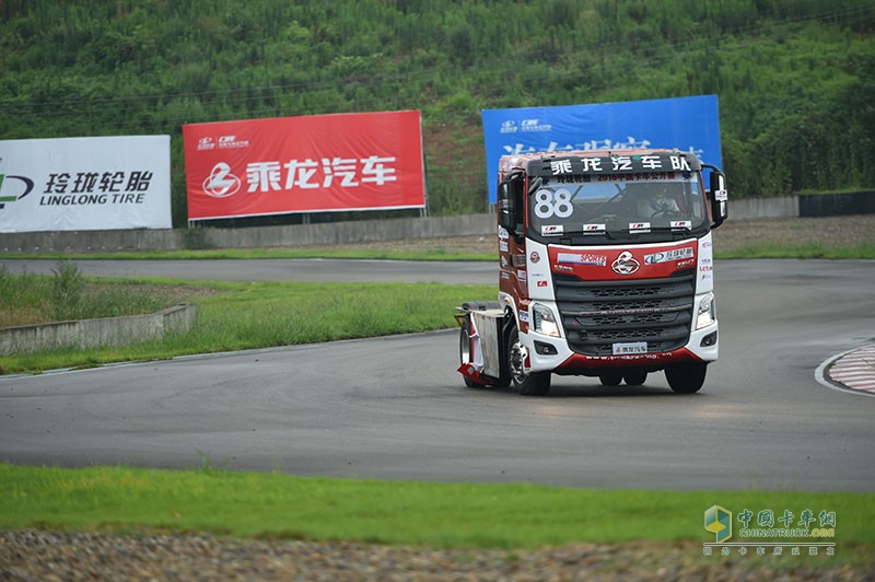 乘龍雙雄亮劍，奪取2016中國(guó)卡車(chē)公開(kāi)賽成都站冠軍