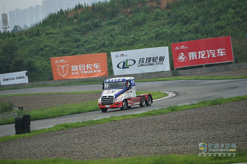 乘龍雙雄亮劍，奪取2016中國(guó)卡車(chē)公開(kāi)賽成都站冠軍