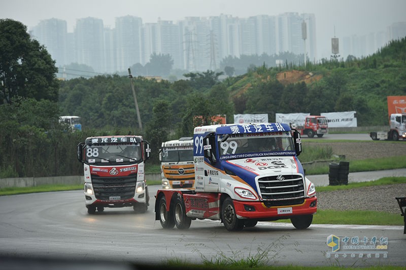 乘龍雙雄亮劍，奪取2016中國(guó)卡車(chē)公開(kāi)賽成都站冠軍