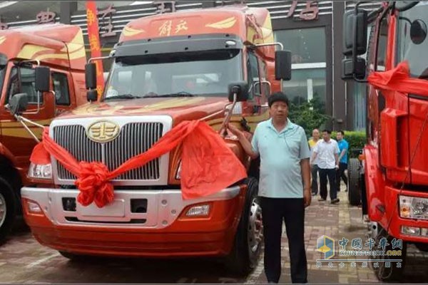 訂車(chē)用戶與愛(ài)車(chē)合影