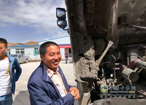 聯(lián)合卡車首屆技能比武大賽冠軍，剛查順捷服務(wù)站朱兵站長(zhǎng)在與學(xué)員分享經(jīng)驗(yàn)