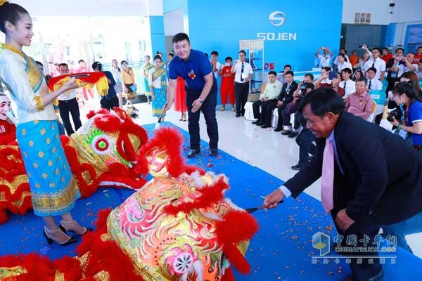 鉑駿產(chǎn)業(yè)總裁馬李斌為舞獅點睛，宣告SOJEN汽車萬象4S店開業(yè)