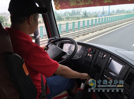 首次駕駛曼技術(shù)T7，伍軍對(duì)車輛換擋便捷性很滿意