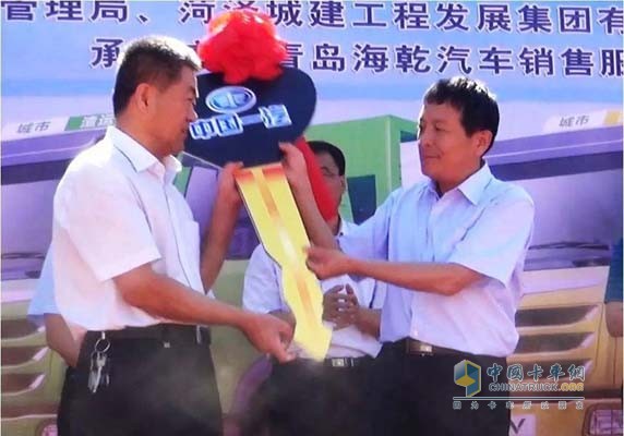解放公司副總經(jīng)理、青汽公司總經(jīng)理王瑞健向用戶(hù)交付金鑰匙