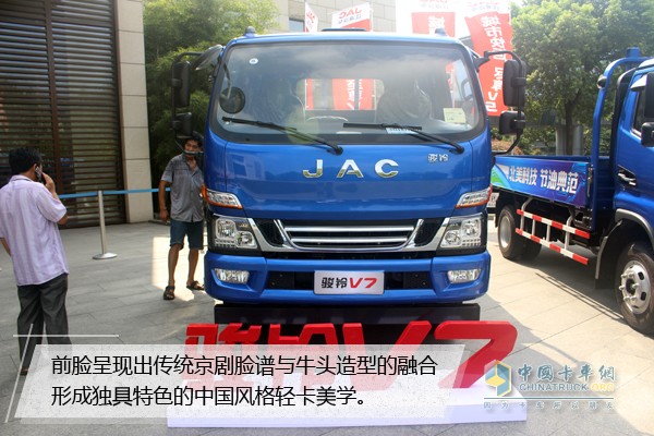 前臉呈現(xiàn)出傳統(tǒng)京劇臉譜與牛頭造型的融合形成獨具特色的中國風格輕卡美學，賦予其高顏值外觀和獨特個性魅力。