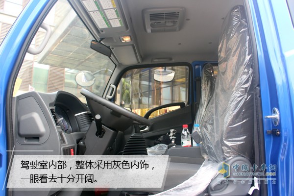　駕駛室內(nèi)部，整體采用灰色內(nèi)飾，整體看起來十分開闊。