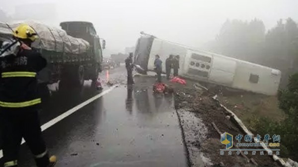 一般都是發(fā)生在大霧天氣或者是團霧天氣，雨天和雪天發(fā)生的事故相比較損失要小于霧天，多發(fā)生在夜間的霧天。