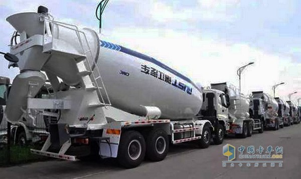 30瑞江臺(tái)瑞江攪拌車整齊劃一的排列著，成功交付客戶投入運(yùn)營(yíng)