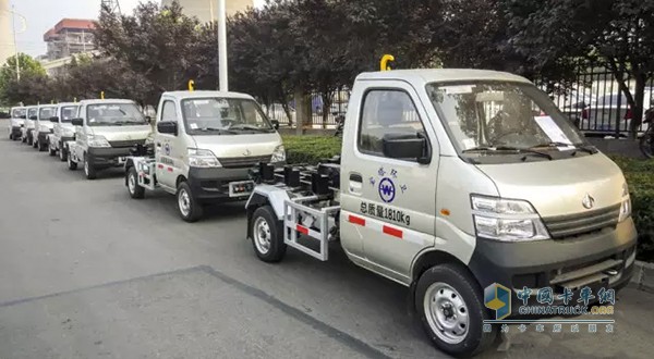 中集凌宇數(shù)十輛小型環(huán)衛(wèi)車下線，奔赴革命圣地——延安，即將投入服務(wù)，為當(dāng)?shù)氐沫h(huán)衛(wèi)事業(yè)作出貢獻(xiàn)。