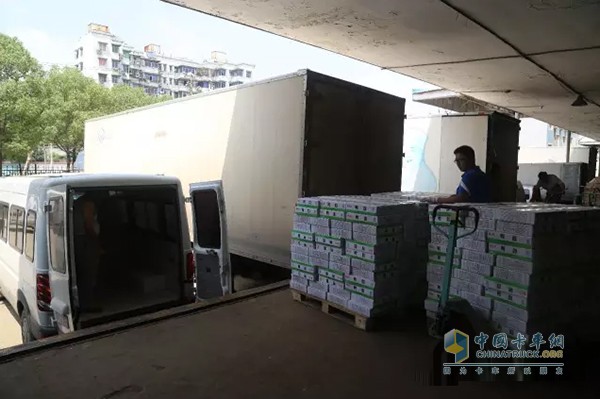 對(duì)冷凍貨用不通風(fēng)包裝箱，對(duì)生鮮貨用側(cè)壁通風(fēng)的包裝箱。包裝箱必須是抗壓的。