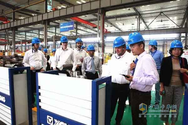 德國代表團(tuán)成員先后來到徐工起重機(jī)械事業(yè)部、挖掘機(jī)械事業(yè)部進(jìn)行現(xiàn)場參觀