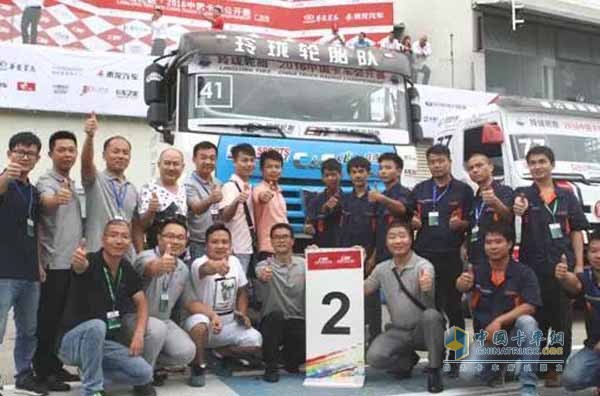 聯(lián)合卡車暢快服務(wù)團隊之佛山煜祥團隊與獲獎賽車留影
