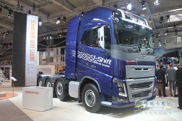 臺沃爾沃FH大件牽引車采用8x4驅(qū)動形式，第二橋可提升，以滿足不同重量的大件貨物運輸。這款沃爾沃FH大件牽引車的外觀還是保持新一代沃爾沃FH的造型，威武、高大又富含靈氣。