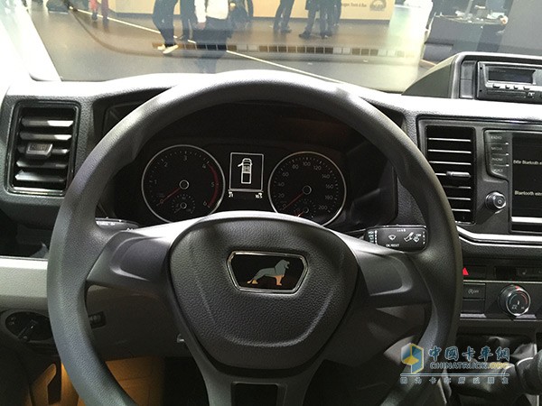 TGE將方向盤后方的商用車操作區(qū)域設(shè)計(jì)為生活空間。眾多精心設(shè)計(jì)的儲(chǔ)物格架能方便駕駛員的日常工作。