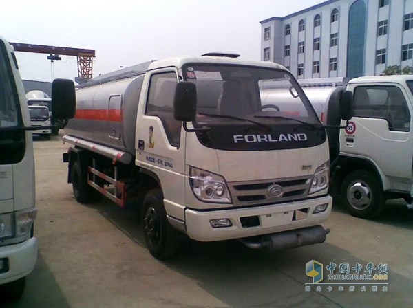 加油車能夠實現(xiàn)移動加油，即使在野外加油不便的情況下也能夠滿足車輛或者設備的用油需求。