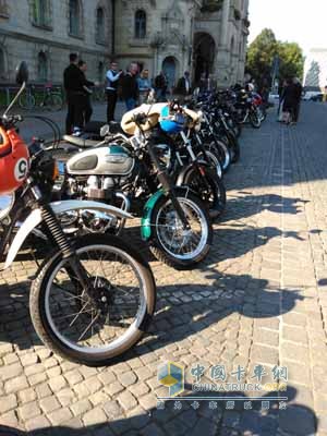 平均年齡在60歲的老頭們，浩浩蕩蕩騎著40多輛機(jī)車(chē)