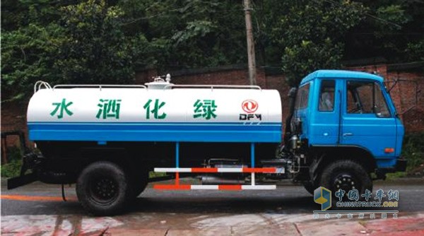 對(duì)于多功能灑水車來說，就是維持多功能綠化灑水車引擎生命的血液，機(jī)油能夠潤(rùn)滑、冷卻多功能綠化灑水車引擎的組件。